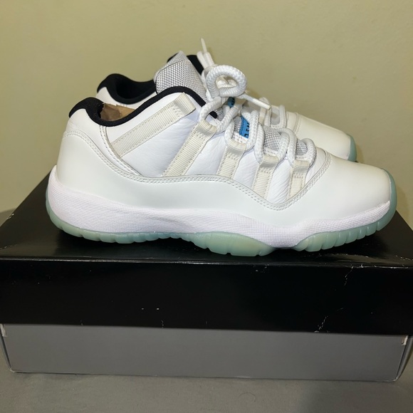 Jordan 11 Low - Picture 7 of 12